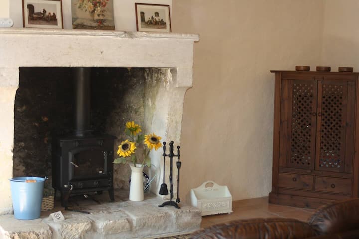 Rustic Retreat, Two Bedroom Charentais Cottage - Aubeterre-sur-Dronne