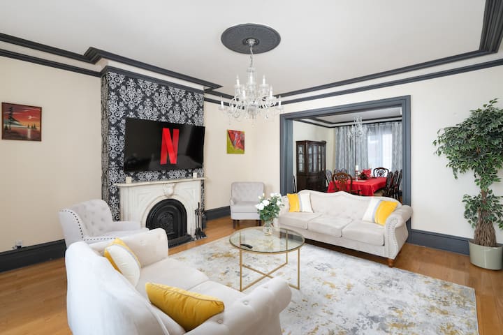 Grand Montreal Estate | Waterfront • Free Parking