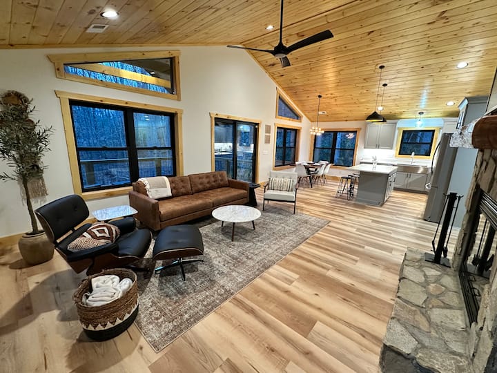 Boone Hideaway - Hot Tub - Sleeps 10 In Beds! - Boone, NC