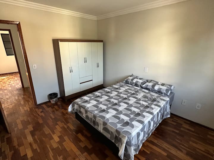 Set di letti matrimoniali con contenitore + materassi aggiuntivi su richiesta.