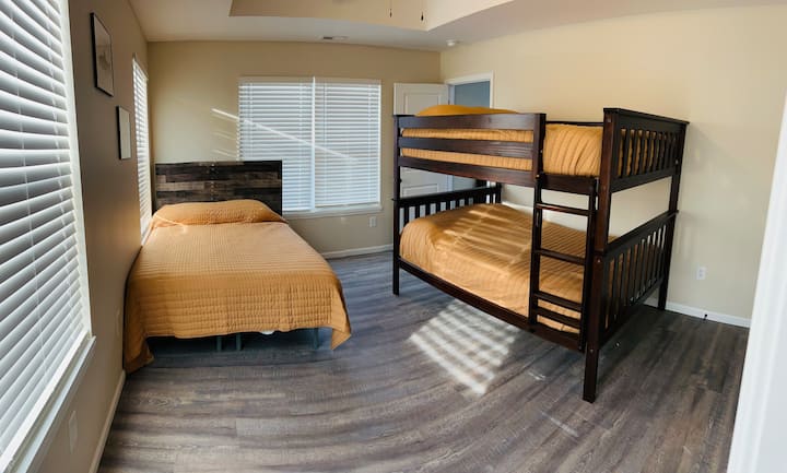 Esta habitación cuenta con camas de tamaño completo, incluida una litera completa, lo que facilita que la compartan familias o grupos de amigos. Tiene un estilo tranquilo y sencillo que hace que acostarse por la noche resulte cómodo y fácil.