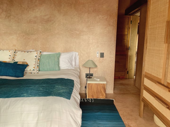 - Dormitorio con detalles verdes inspirados en el océano   - Ropa de cama suave y diseño de iluminación acogedor   - Retiro tranquilo que combina comodidad y estilo  
