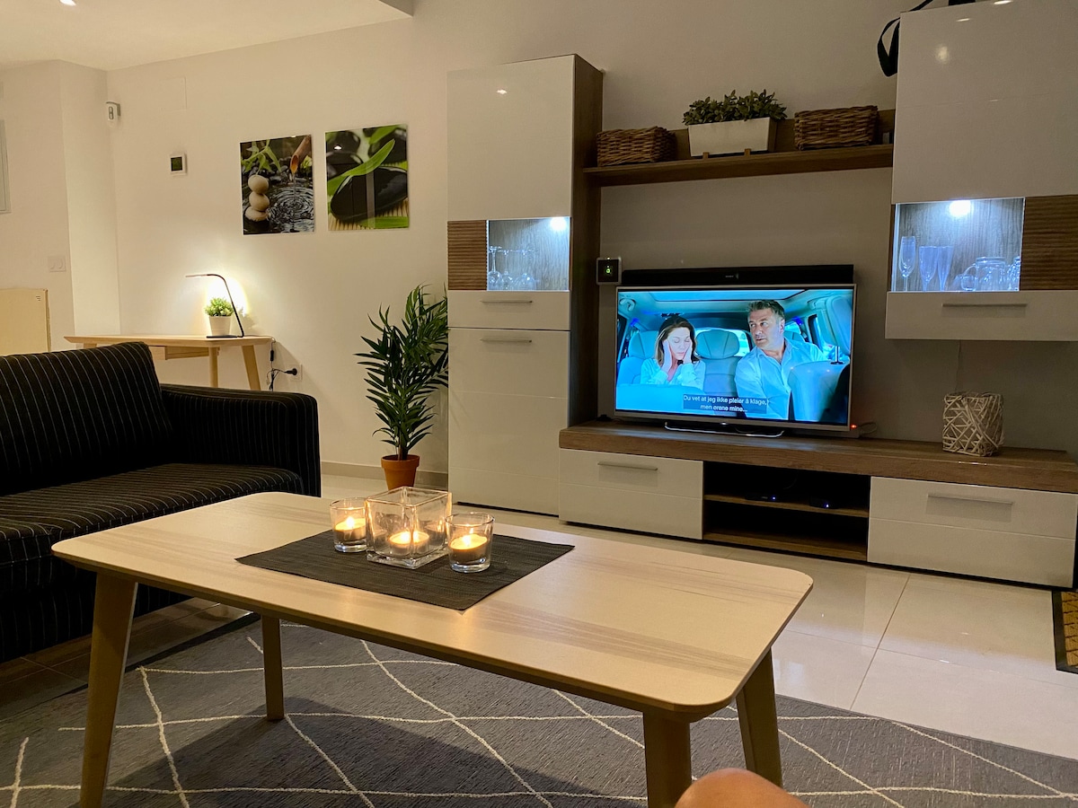 פינת ישיבה נעימה ומסוגננת – מושלמת למשפחה, לילות סרטים או כוס יין אחרי השקיעה. יש טלוויזיה בסלון ובשני חדרי השינה, כולם עם ערוצים רבים זמינים. 