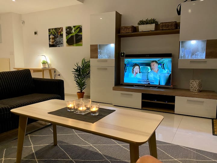 მყუდრო და ელეგანტური დასასვენებელი სივრცე იდეალურია ოჯახთან ერთად დროის გასატარებლად, ფილმების საყურებლად ან მზის ჩასვლის შემდეგ ღვინის დასაგემოვნებლად. მისაღებ ოთახსა და ორივე საძინებელს აქვს ტელევიზორი, რომლებსაც უამრავი არხი აქვს. 