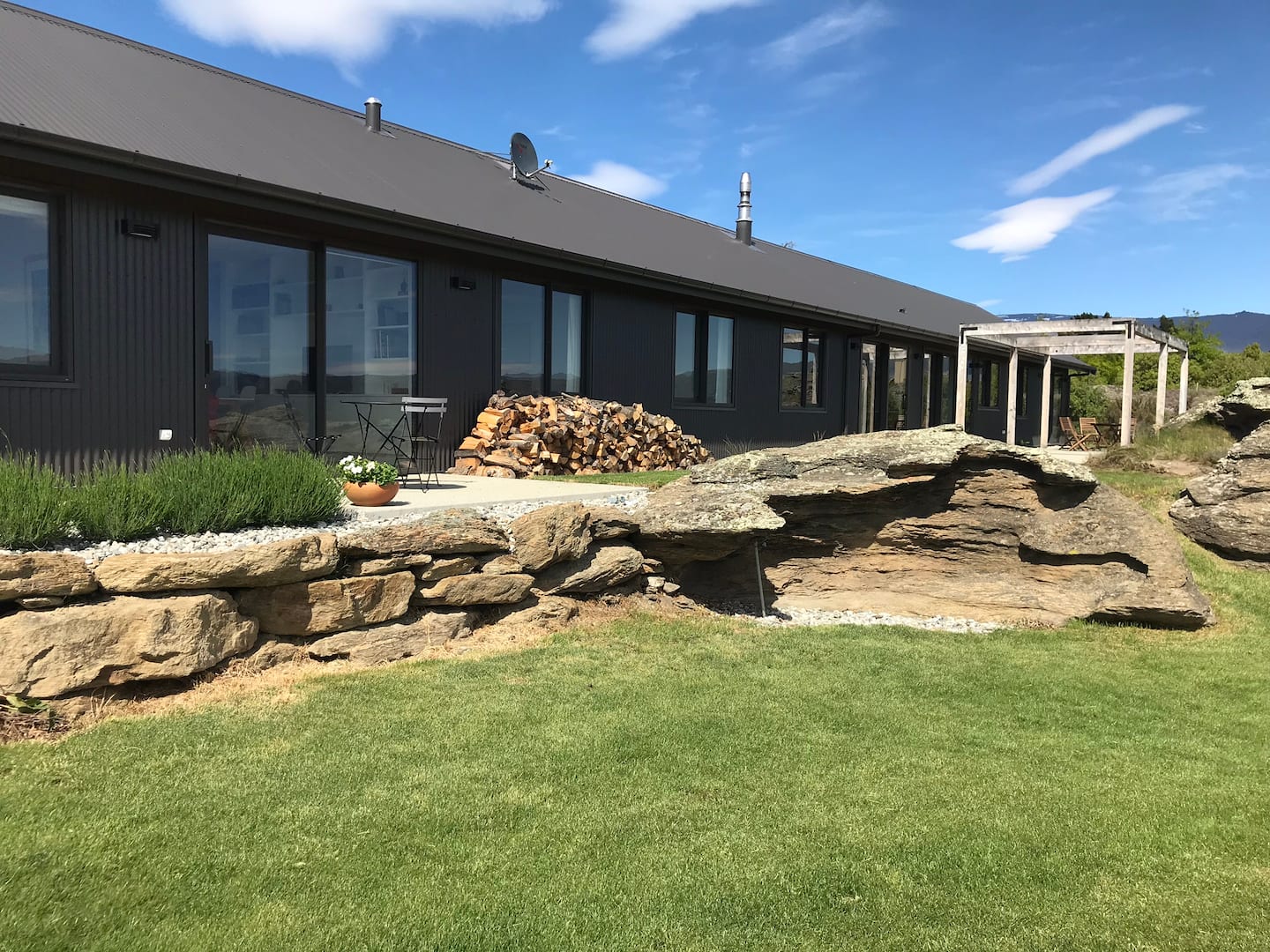 Mountain And River View Retreat 4