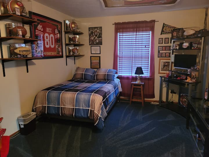 Cuarto dormitorio para los aficionados al fútbol. 