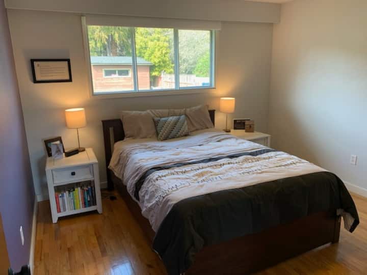 غرفة النوم الأولى - سرير بحجم كبير