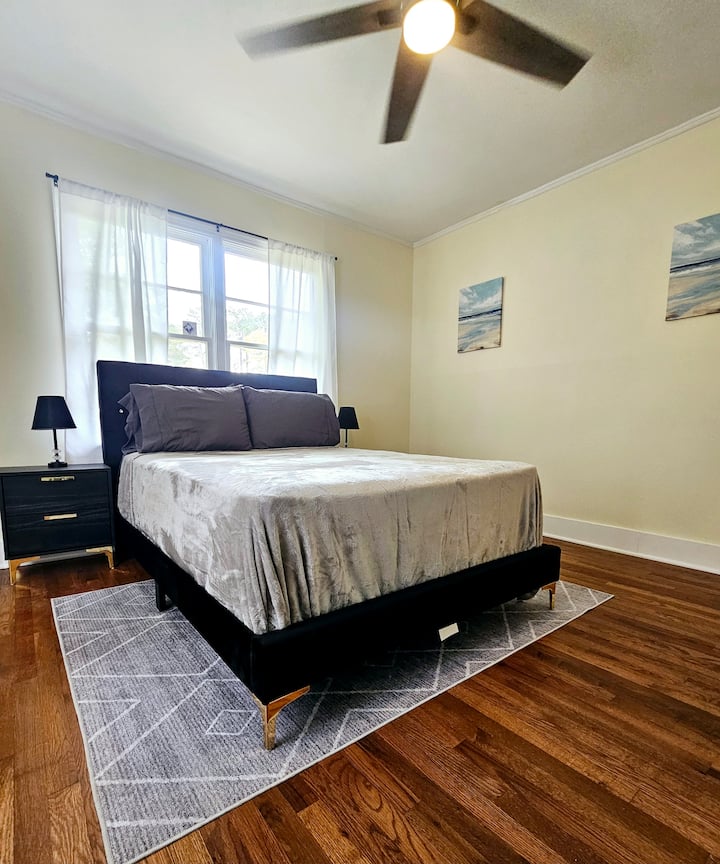 Naše tri prostrane spavaće sobe pružaju udobnost i opuštanje. Svaka soba ima suvremeni namještaj s mekom posteljinom, živopisnim umjetničkim djelima koja odražavaju opuštajuću atmosferu i odličnim prostorom za odlaganje.