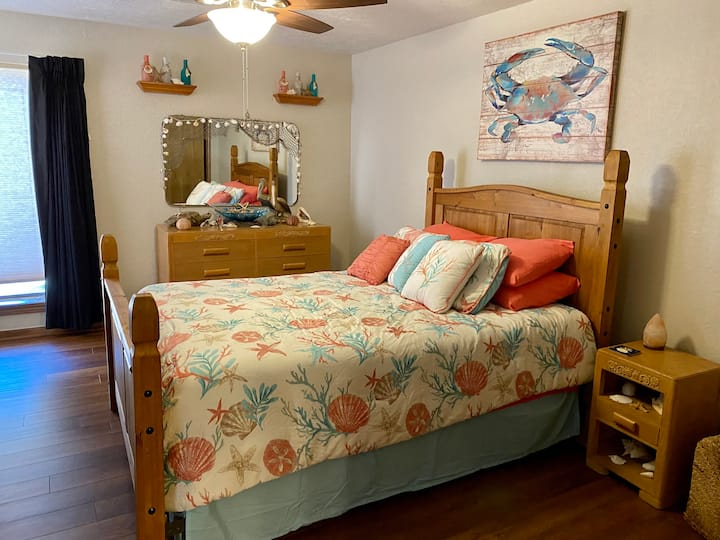 Chumba cha kulala cha pwani na kitanda cha malkia na bafu iliyoambatan