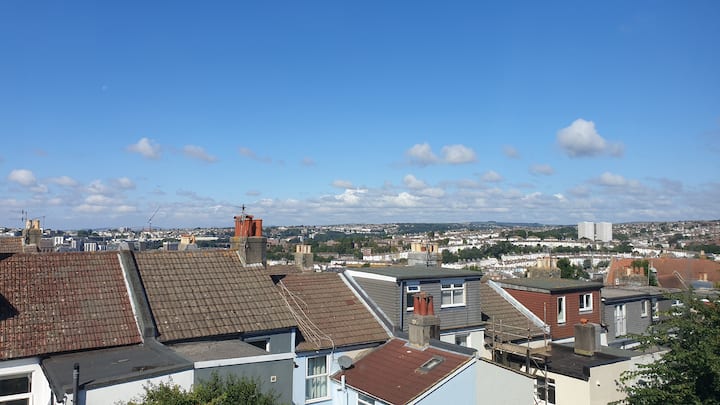 Гледката от горната родителска спалня е с изглед към Брайтън чак до Саут Даунс.