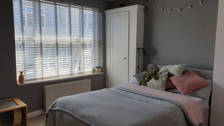 Спалня Две в предната част на къщата има малка двойна стая, в която могат да спят двама души. С лице на изток за някои сутрешни слънчеви лъчи.