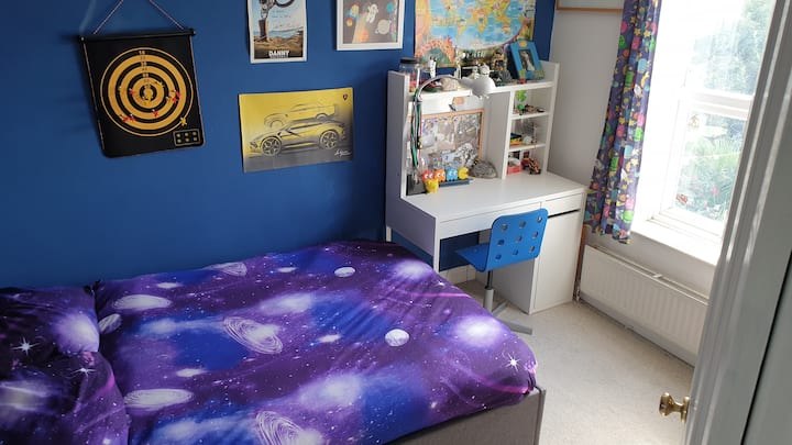 Третата спалня също има малка двойна стая, в която могат да спят двама души. С лице на запад за приятна следобедна светлина.