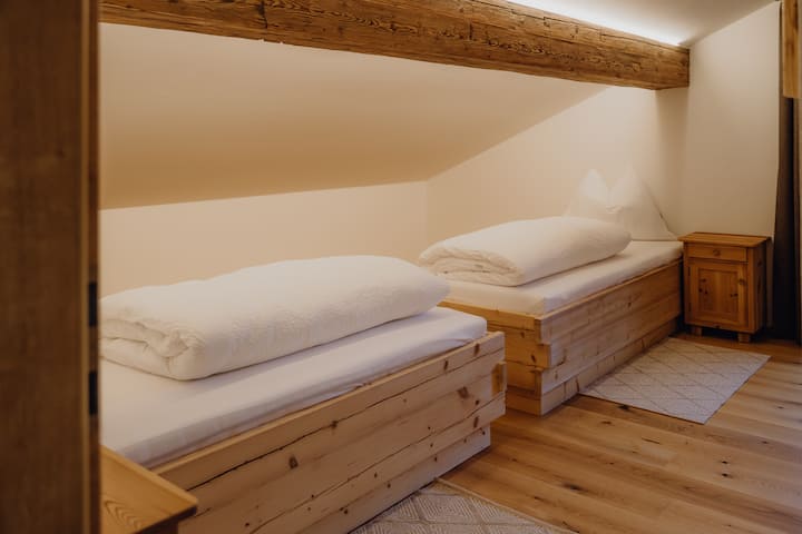 Habitación 3
 dos camas individuales con balcón