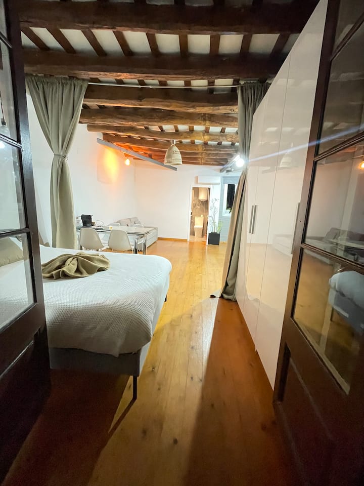 Exclusive Loft: Prime Comfort & Connectivity - Barcelona