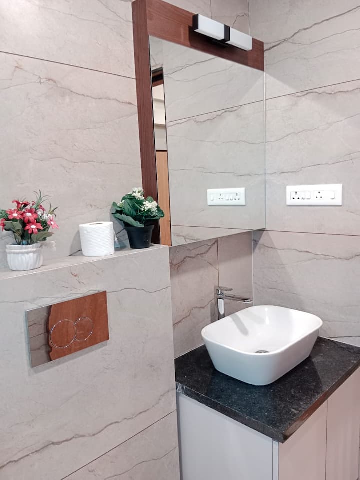 Full bathroom 1 image 2