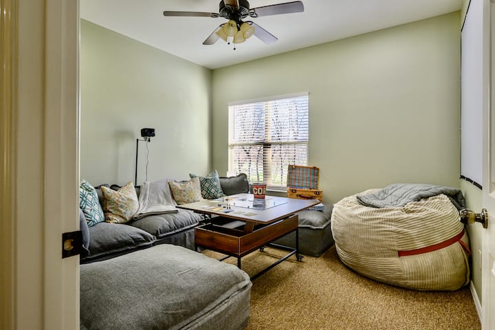 Retreat | Cinema/games | Firepit | Attractions - Denton, TX