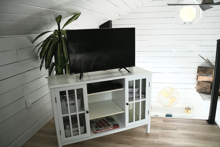 WIFI Roku TV, Amazon Prime и DVD плейър. Избор на филми, книги и уютно одеяло, ако искате да подремнете на разтегателния диван.
