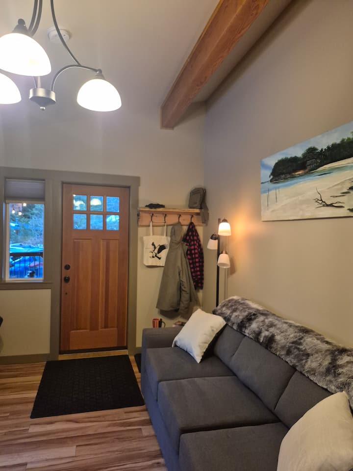 Cozy Corner Cottage, Fully Covered Large Deck. - Vancouver Island
