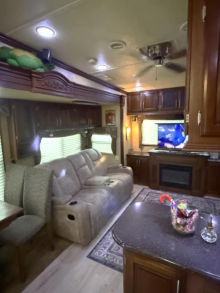 Doctor's Lake 5th Wheel Shaded Stay - オレンジパーク, FL