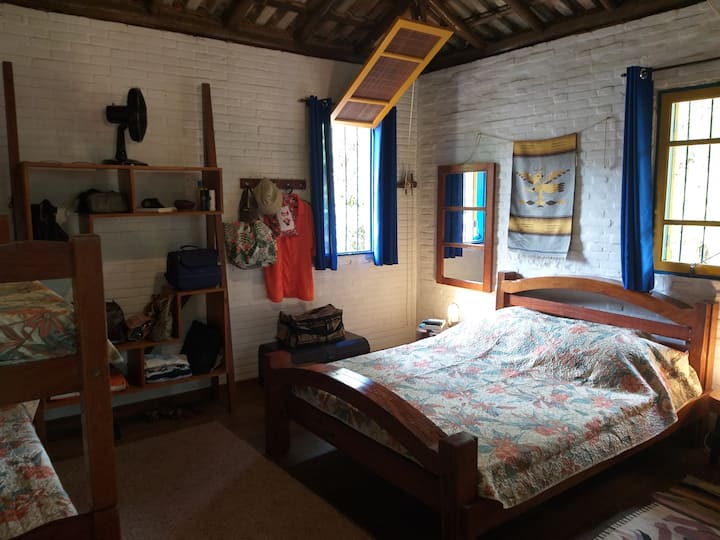 夹层房：双人床+ 1张双层床，交叉通风