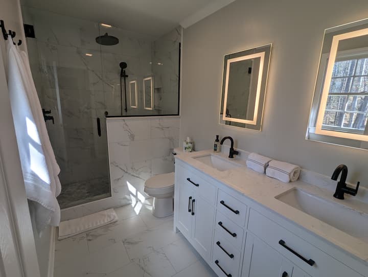 2 Bd/ba - Beautiful Master Bathroom - Private Yard - Raleigh