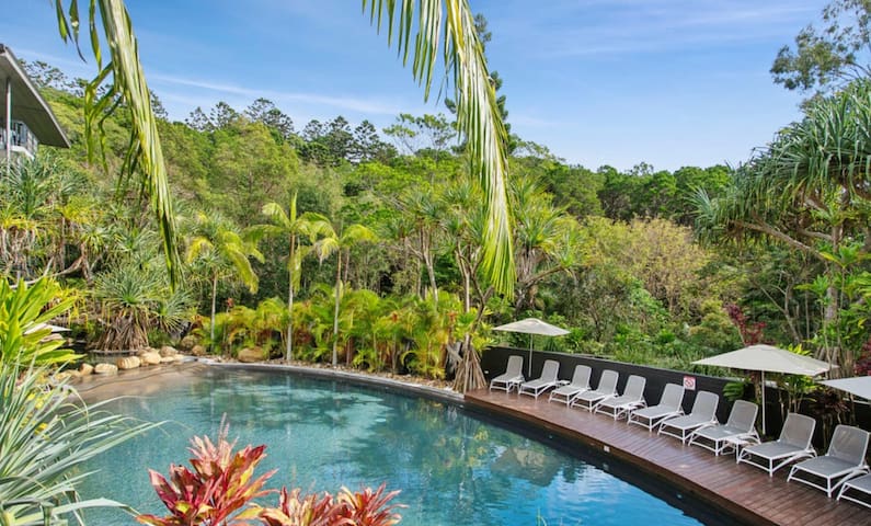 Stylish 2-Bed Noosa Escape