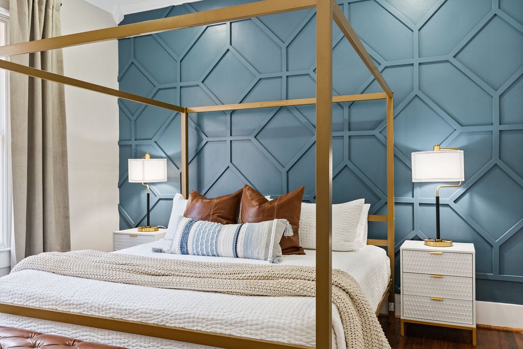 אחד משלושה חדרי שינה. בחדר הזה יש מיטת קינג סייז, מנורות עם שקעים ויציאות USB לטעינת טלפון, ומצעים מפוארים ומפוארים. 