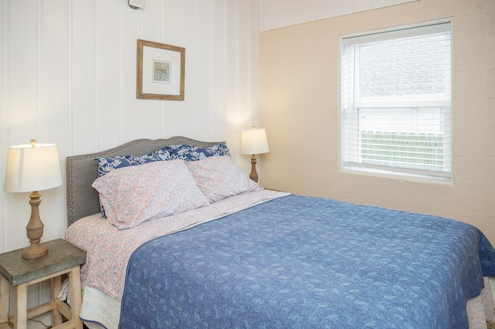 第二间卧室配有舒适的标准双人床和海滩装饰。