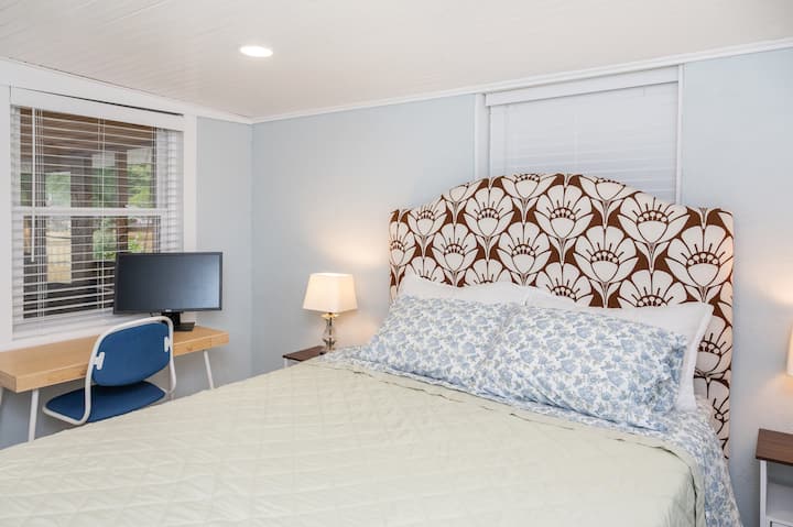  主卧室设有专用工作站，非常适合远程工作或在外出时办公！