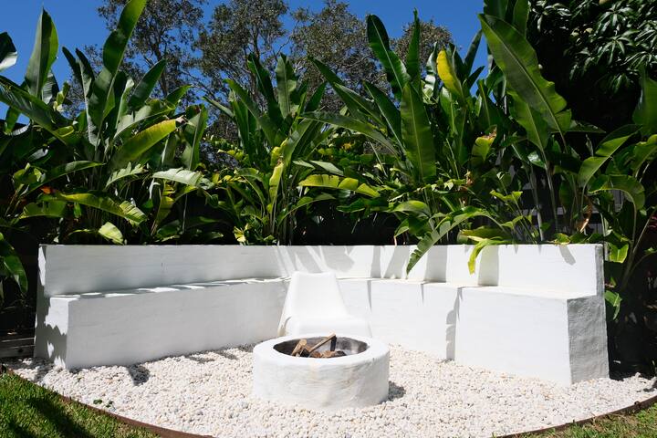 Beachside family home with pool! gallery image 5