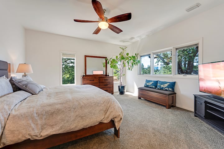 Rudi kwenye chumba cha kulala cha msingi kilichotulia kwenye ghorofa ya juu, kilicho na mwanga wa asili. Jisikie starehe ya hali ya juu kwenye kitanda chenye mashuka yenye ubora wa hoteli na upumzike ukitumia vipindi unavyopenda kwenye televisheni mahiri. Furahia mchanganyiko kamili wa mapumziko na anasa.