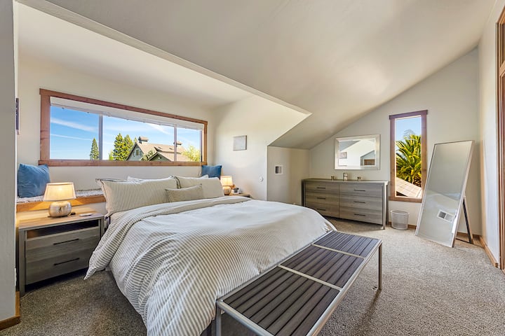 Pumzika katika chumba cha kulala cha kupendeza cha ghorofa ya juu chenye kiti cha dirisha chenye starehe. Kaa katika mwangaza wa asili unaofurika kwenye chumba, ukitengeneza sehemu angavu na yenye kuvutia inayofaa kwa ajili ya kupumzika kwa kutumia kitabu kizuri au kufurahia mandhari tu.