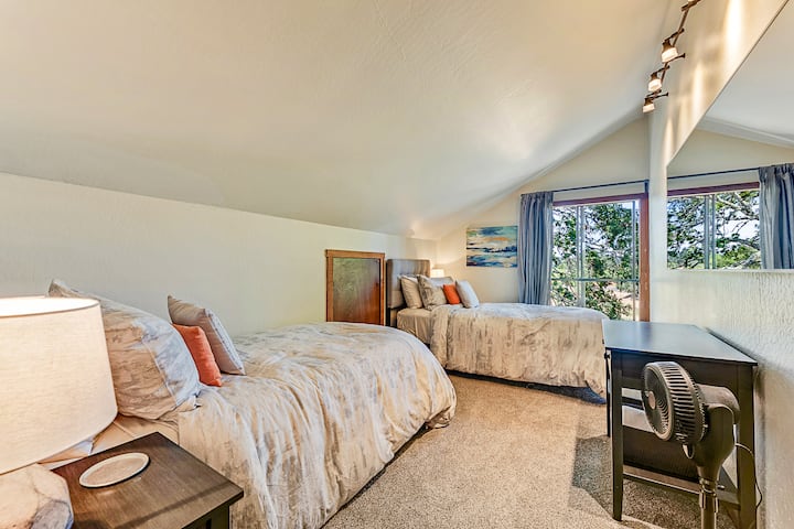 Chumba hiki cha kulala chenye anuwai kinatoa chaguo pacha la XL au mfalme, bora kwa watoto au wanandoa. Furahia mwangaza mwingi wa asili na mandhari ya kupendeza kutoka dirishani, na kuifanya iwe sehemu nzuri kwa usiku wa kupumzika na mapumziko ya mchana.