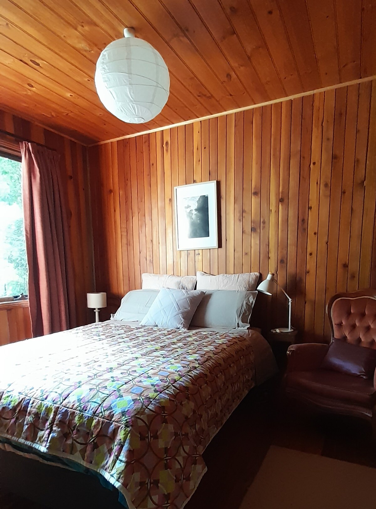 Ova je spavaća soba na istoj razini kao i kuhinja i blagovaonica.