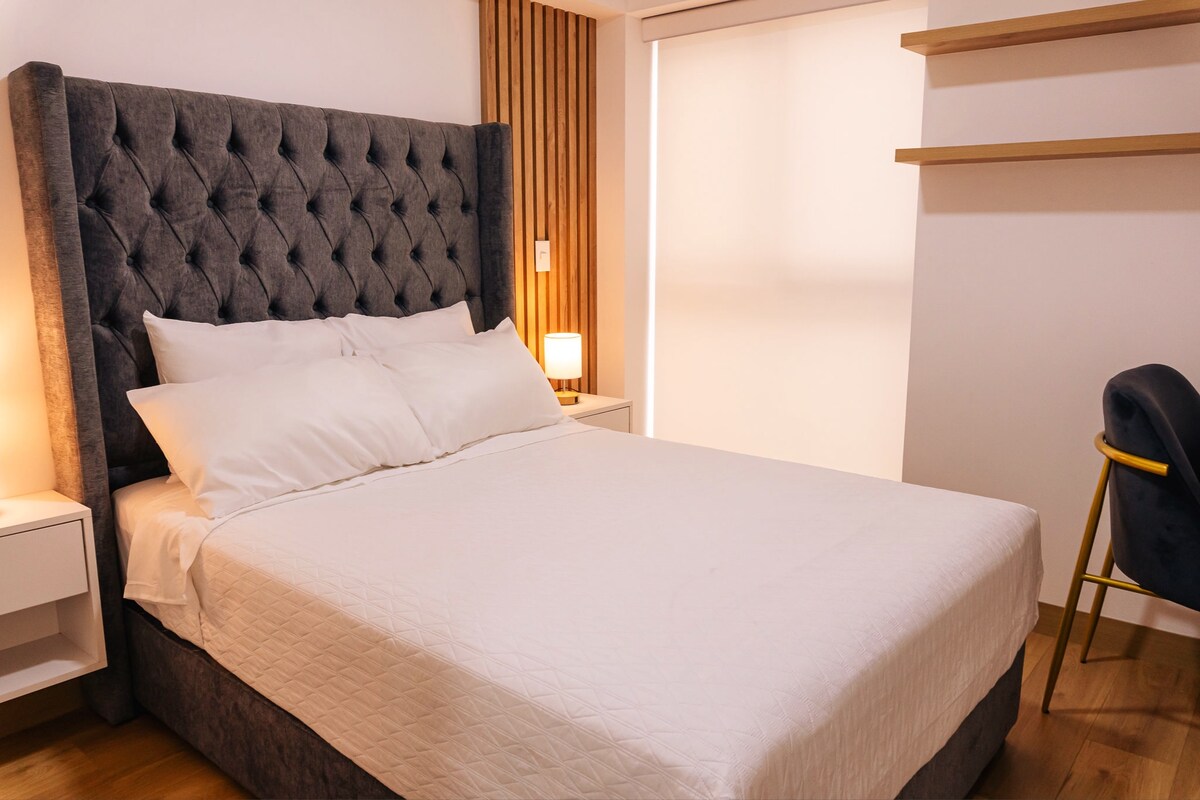 Relájate en un dormitorio moderno con cama de 2 plazas, Smart TV de 42" y un práctico escritorio. ¡Tu espacio ideal para trabajar y desconectar!