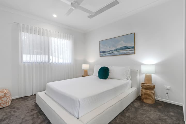 Odmorite se u trećoj spavaćoj sobi s bračnim krevetom, gdje umirujući dekor i topla rasvjeta pružaju osjećaj za miran san.