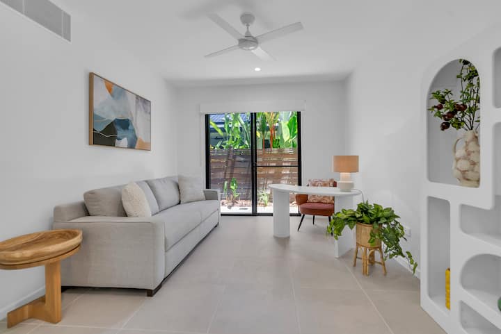 Jednostavan prijelaz između posla i odmora u ovoj svestranoj prostoriji. Pratite e-mailove za elegantnim zakrivljenim radnim stolom, a zatim sobu pretvorite u mirnu spavaću sobu dok se kauč na razvlačenje pretvara u bračni krevet za ugodnu noć.