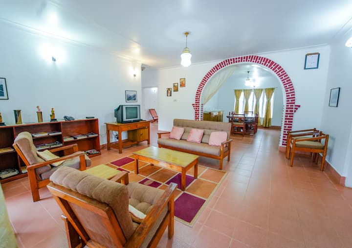 Colonial 03 Bhk Bungalow Inside Tea Plantation - Munnar