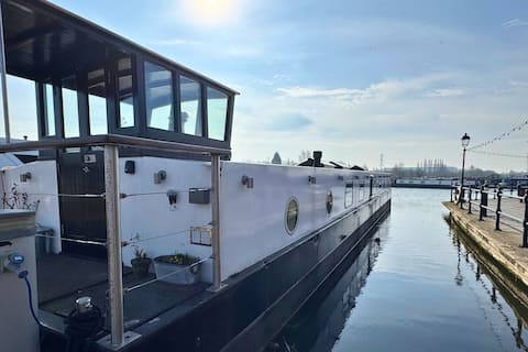 The Swan Flotel | Barton Marina