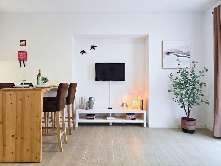 Sala de Estar com TV e Ar Condicionado