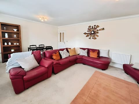 Successful Airbnb property: Spacious 3 bed Apt w/ parking in Harborne