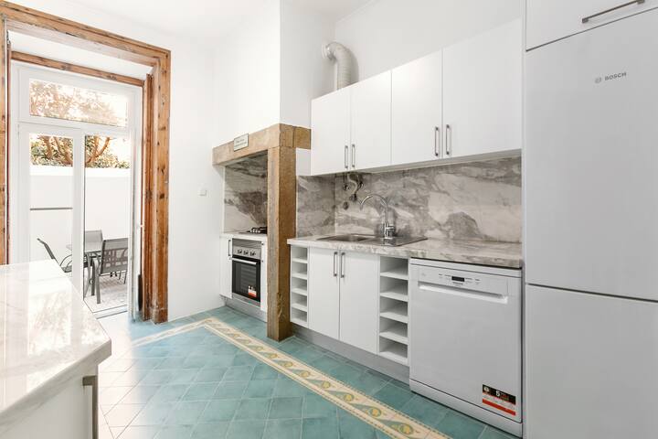 Amazing 3 Bedroom and 3 Bathroom Apt with Pateo gallery image 5