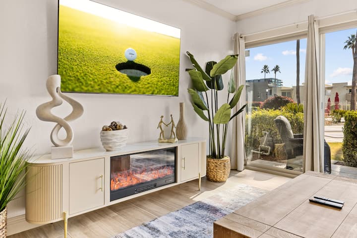 Salon avec vue sur la piscine.