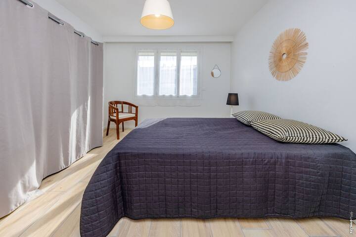 卧室配备140床和更衣室 