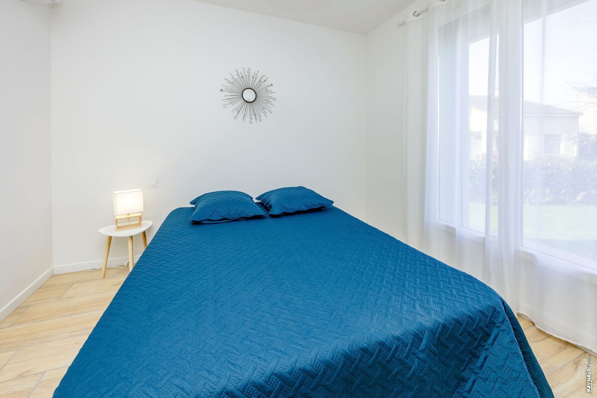 غرفة نوم بسرير مزدوج 160