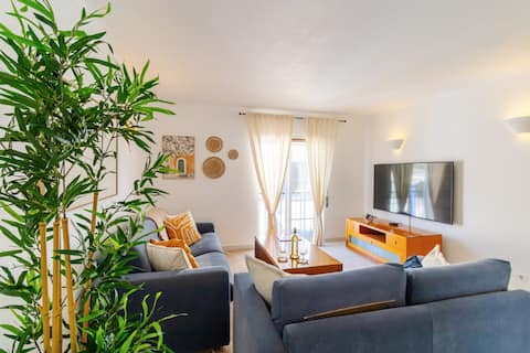 Central Burgau apartment: AC/beach 1 min, sleeps 4
