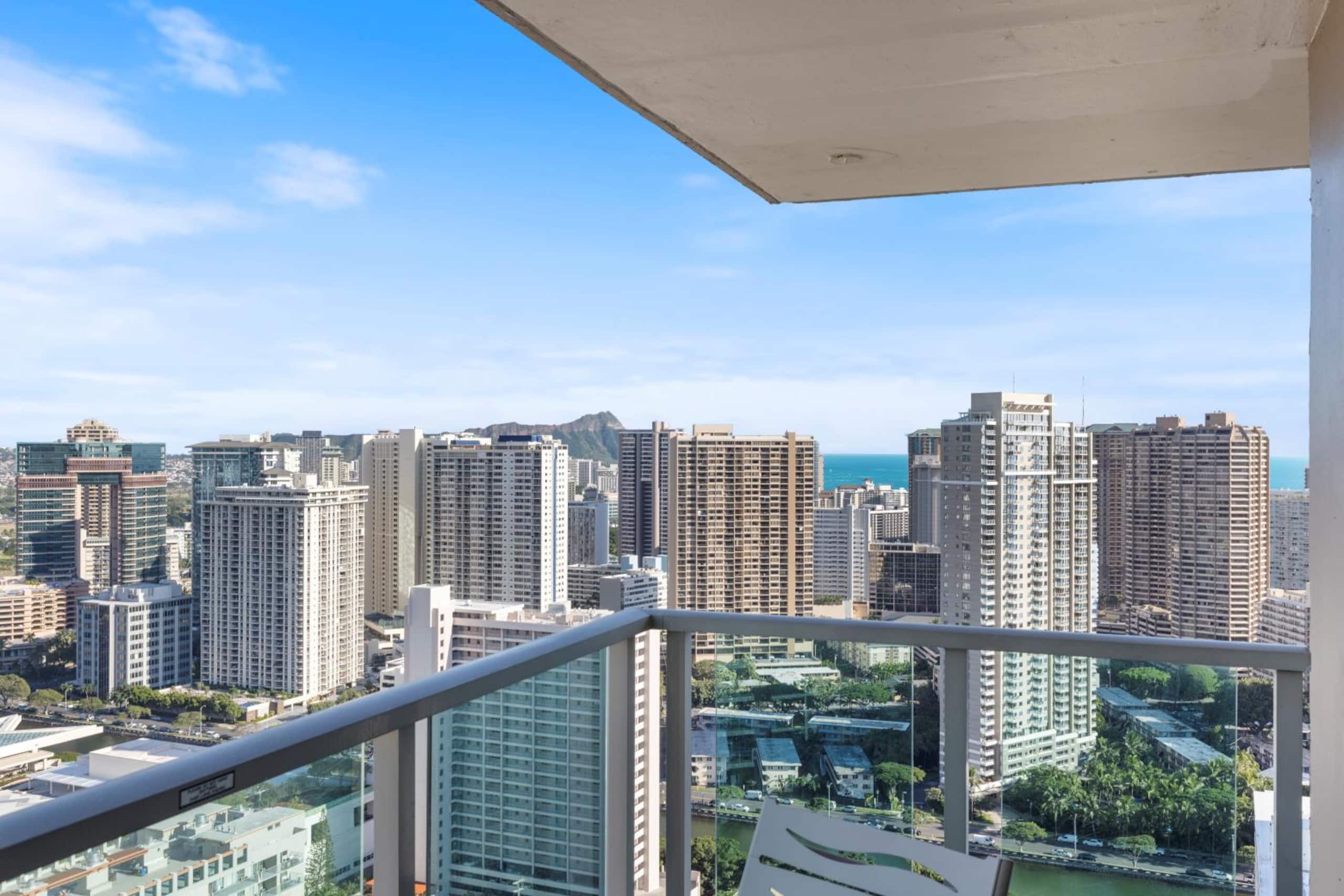 Condo in Honolulu · ★4.93 · 1 bedroom · 2 beds · 1 private bath - Image 16
