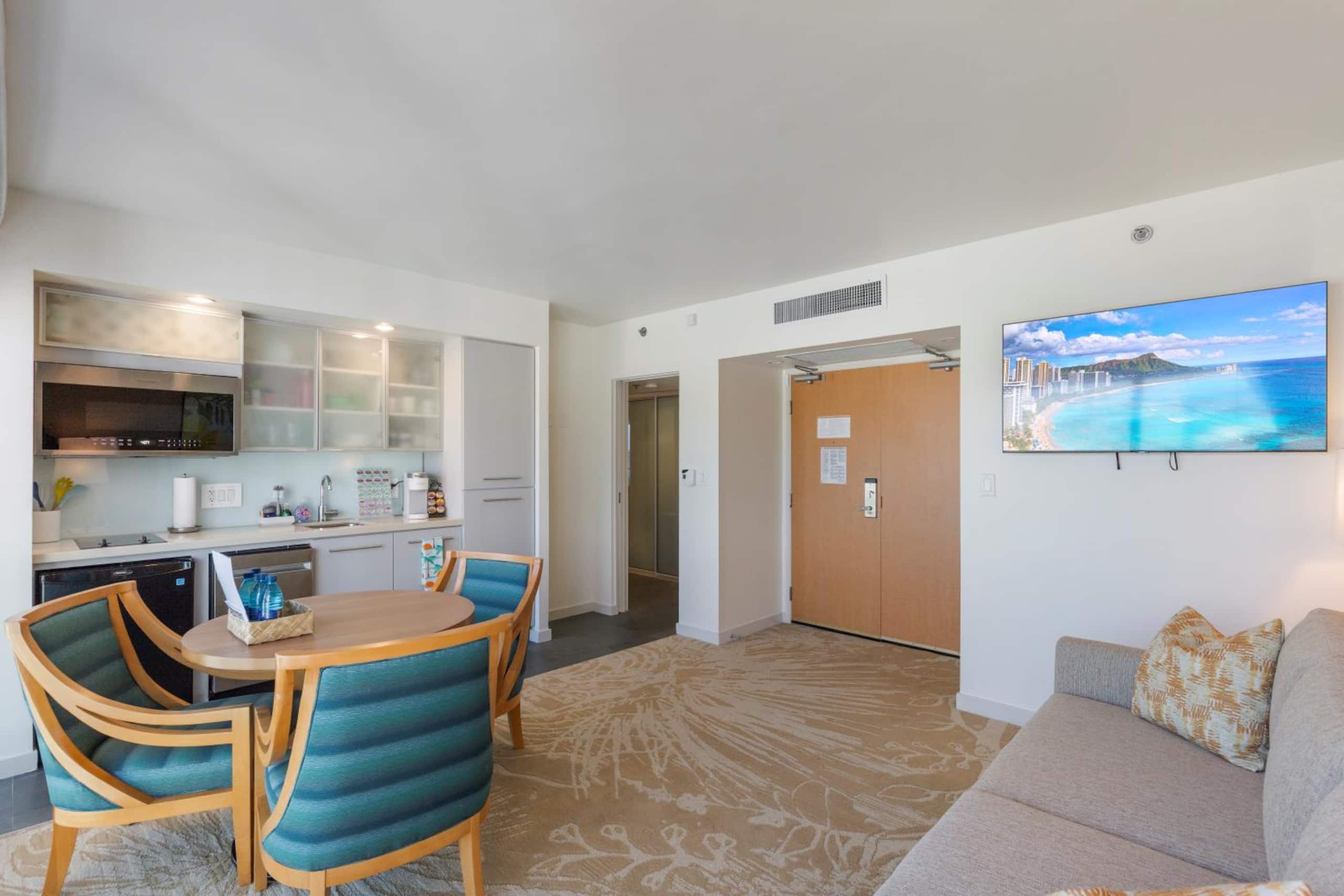 Condo in Honolulu · ★4.93 · 1 bedroom · 2 beds · 1 private bath - Image 6