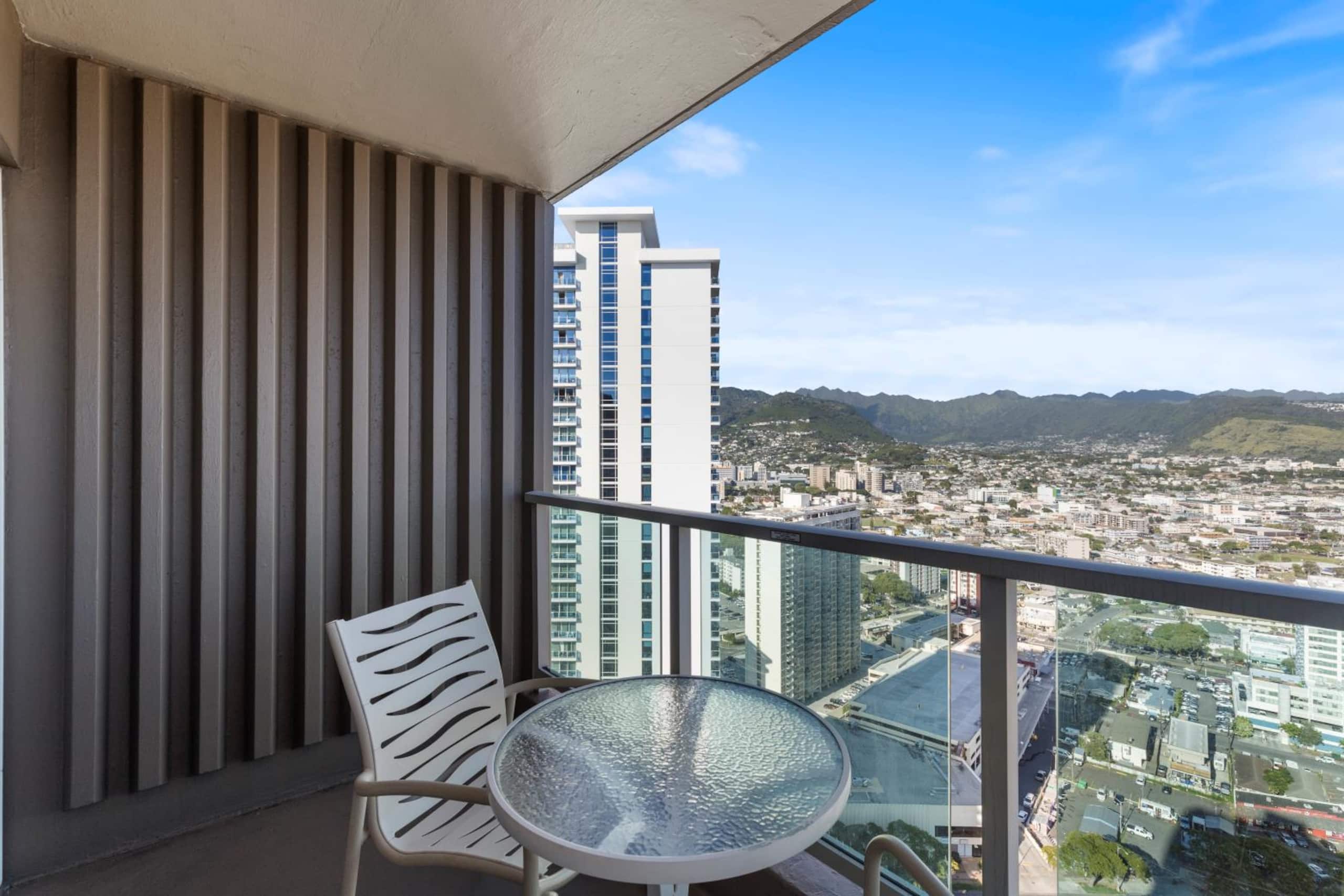 Condo in Honolulu · ★4.93 · 1 bedroom · 2 beds · 1 private bath - Image 17