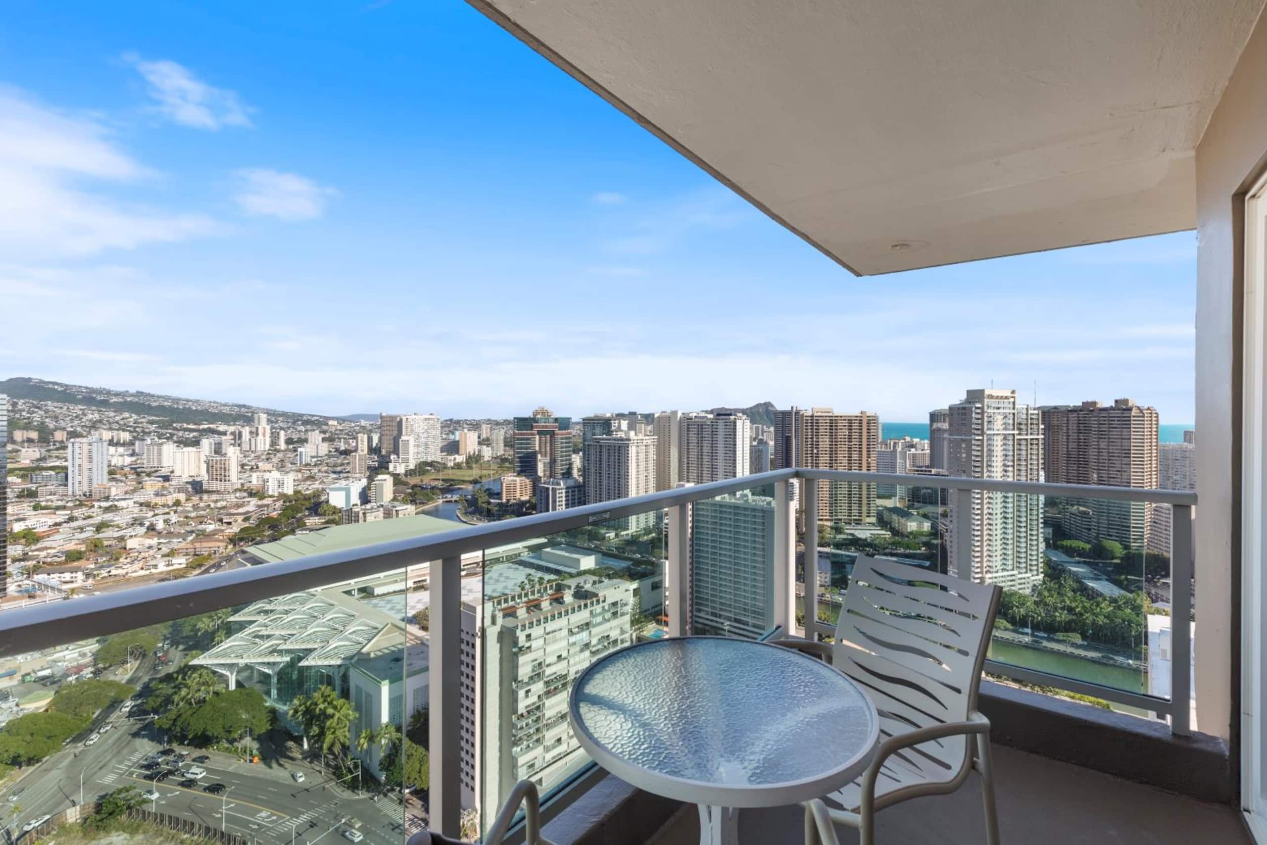 Condo in Honolulu · ★4.93 · 1 bedroom · 2 beds · 1 private bath - Image 15